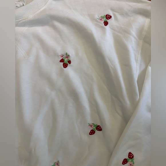 Hippie Rose Sweatshirt Women’s Large White Strawberries Cropped Casualwear New - Picture 4 of 7
